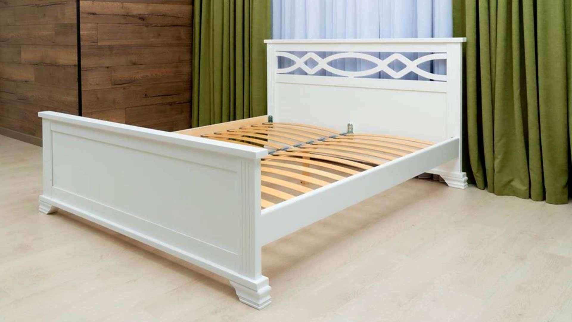 белая кровать из массива сосны